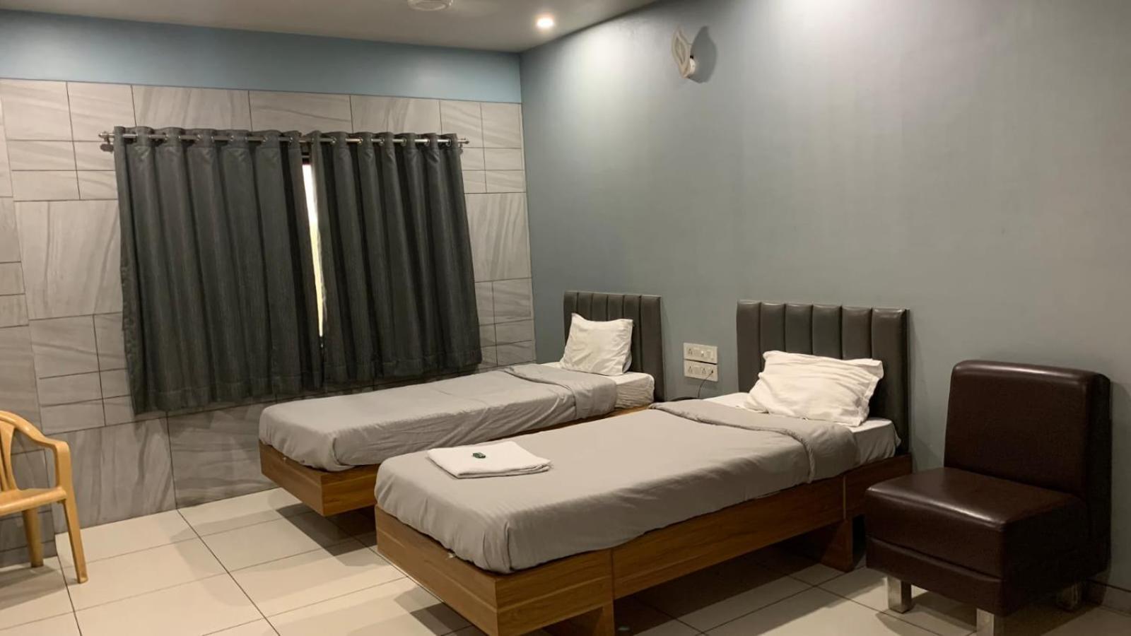 Hotel Sahyog Padra  Екстер'єр фото