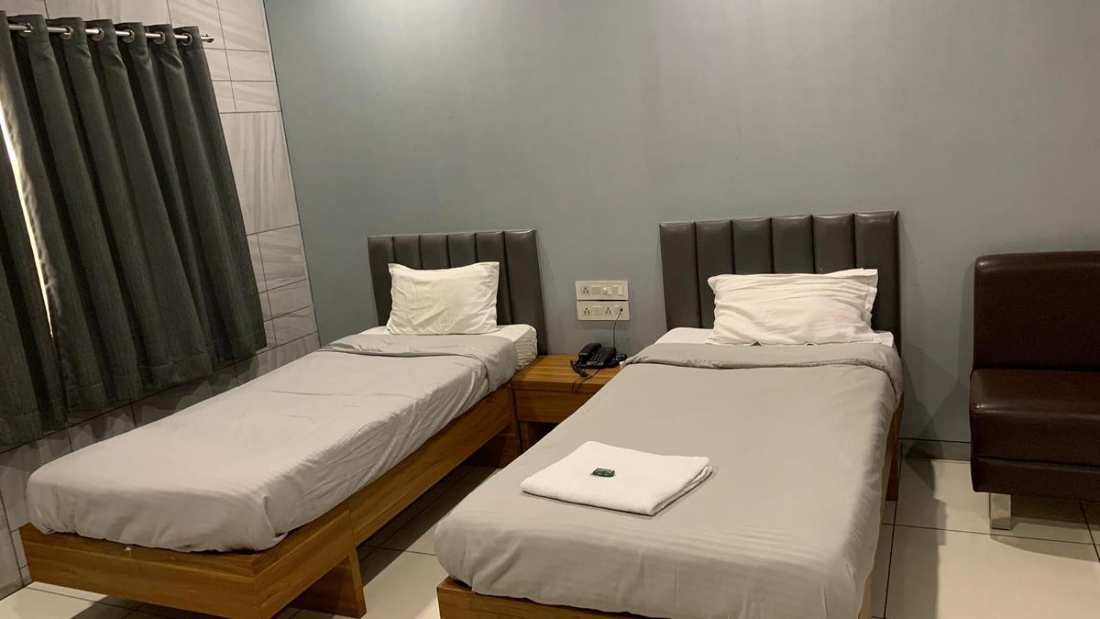 Hotel Sahyog Padra  Екстер'єр фото